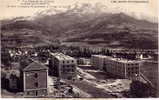 BARCELONNETTE - Vue Générale Des Casernes. Au Fond, Le Chapeau De Gendarme Et Le Pain De Sucre - Barcelonnette