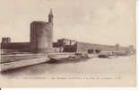 CPA De Aigues Mortes ( Gard 30 ): Les Remparts Nord Ouest Et La Tour De Constance. L.L. Barges Et Wagons - Aigues-Mortes