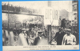 11) REPRODUCTION CPA Neuve Grève Des Chemins De Fer Grévistes Venant D'arrêter Un Train - Staking
