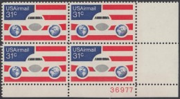 !a! USA Sc# C090 MNH PLATEBLOCK (LR/36977) - Planes; Globes & Flags - 3b. 1961-... Ongebruikt