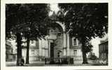 Vervins - Le Palais De Justice Et Le Monument Aux Morts - Vervins