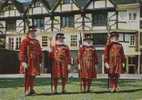 Jolie CP Angleterre Tower Of London Tour De Londres Yeomen Warders In Cérémonial Dress Gardes En Tenue Militaire - Tower Of London