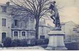 79 BRESSUIRE La Statue Dans Le Square De La Gare - Bressuire