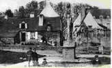 ROCHEFORT-en-TERRE - La Place De L'Eglise Et Le Calvaire - Rochefort En Terre