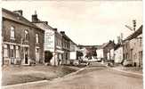 AGIMONT  :  LA  RUE  DU  VILLAGE   AVEC  2  OLDTIMERS - Hastiere