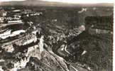 CARTE POSTALE DE BAUME LES MESSIEURS - LE CIRQUE DE BAUME - LE VILLAGE AU FOND DE LA VALLEE - Baume-les-Messieurs