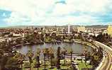 WILSHIRE BLVD AND BEAUTIFUL MC ARTHUR PARK. LOS ANGELES . CALIFORNIA. - Los Angeles