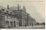 CPA De Sissonne (Aisne 02): Son Hôtel De Ville Et Sa Grande Place. - Sissonne