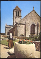 CPM Non écrite 86 CHAUVIGNY  L'Eglise Saint Pierre Et Une Partie Des Jardins Du Musée - Chauvigny