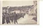 Carte Photo Rarissime Montrant Un Régiment En Manoeuvre Traversant Caylus En 1907 - Caylus