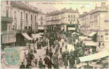 72  SABLE  Place De La Mairie Jour De Marché   Animée++ - Sable Sur Sarthe