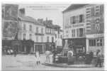 77 )FL) LA FERTE GAUCHER, Le Grand Bassin (fontaine), Perspective De La Place Montestiquiou, ANIMEE (nombreux Commerces) - La Ferte Gaucher