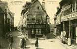 61 .  DOMFRONT . RUE CLEMENT-LE-BIGOT ET RUE SAINT-JULIEN  . ( COMMERCES ) CAFE SIOUOT . Et AUX BON MARCHE . - Domfront