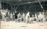 51 - MARNE - FISMES - INTERIEUR De L'ABATTOIR - SCENE De DECOUPE De La VIANDE Par Les BOUCHERS - BOUCHERIE - Fismes