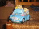 FIGURINE TIRELIRE OURS EN VOITURE EN RESINE A VOIR TRES SYMPA - Animals