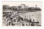 VAR / SAINT-RAPHAËL / VUE GENERALE SUR LES BAINS / 4 Joueurs ( Dont Un Qui Se Gratte ! ) Devant Un Filet De BEACH-VOLLEY - Pallavolo