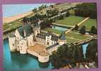 SULLY SUR LOIRE  -  Vue Aérienne Du Château Entouré Par La Sange. Le Camping Et La Loire - Sully Sur Loire