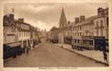 Cpa Breteuil , Place De L´ Hotel De Ville , Commerces : Pharmacie , Garage Renault , Hôtel ....  (60) Carte Taxée - Breteuil