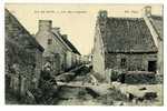 Cpa ILE De BATZ Une Rue Originale Femme Et Seau- 515 ND Ph - Ile-de-Batz