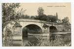 CPA 37.-VOUVRAY.-Le Pont De La Cisse.-2 Homme En Barque & Animation à Droite Du Pont.-.-azs 402 - Vouvray