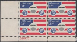 !a! USA Sc# C090 MNH PLATEBLOCK (LL/36977) - Planes; Globes & Flags - 3b. 1961-... Nuevos