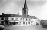 Boran Sur Oise Place Bourgeois 1950 Voiture Camion Cliche Flou - Boran-sur-Oise