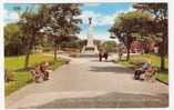 ST. ANNES-ON-SEA (Lancashire) : The Cenotaph, Ashton Gardens   ; Animée, B/  TB - Autres & Non Classés