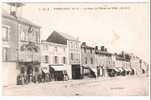 79 -  THENEZAY  - La Place De L´Hôtel De Ville , Côté Est  Du Monde Devant Le Bureau De Tabac - Thenezay