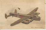 AVION    LANCASTER - Cpa Illustrée-(quelques Taches Marrons Sur La Carte) - 1939-1945: 2de Wereldoorlog