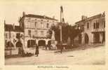 CP 47 MONFLANQUIN  Place Centrale ( Drapeau , Monument Aux Morts Statue Militaire Poilu ) - Monflanquin