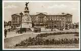 Real Photo Postcard Buckingham Palace & Queen Victoria Statue London Changing The Guard  - Ref A30 - Buckingham Palace