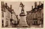 45 JARGEAU Place De Martrei Statue De Jeanne D'Arc - Jargeau