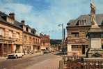 76 BLANGY SUR BRESLE     Le Monument Aux Morts, Et La Grande Rue     404 Peugeot    Nombreux Magasins - Blangy-sur-Bresle