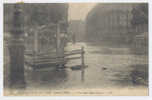 PARIS 8 - A La Gare St Lazare . Inondations Janvier 1910 - LL N° 68 . - Floods