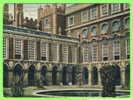 LONDON, UK - HAMPTON COURT PALACE - FOUNTAIN COURT - E. S. - - Londres – Suburbios