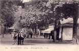 CPA Belle Carte FRANCE LE DAUPHINE Uriage Promenade Du Parc - Ane Tres Animée Tampon Uriage Et Drôme - Uriage