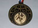 Médaille FOOTBALL Diamètre 5 Cm - Avec Ruban Tricolor Sans Gravure - Other & Unclassified