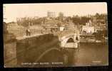 CARTE-PHOTO- ANGLETERRE- LE PONT EN TRES GROS PLAN ET LE CHATEAU DE WINDSOR- ANIMATION- PUB SUR TOIT- - Windsor