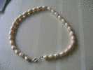 COLLIER EN PERLES TOUTES IRREGULIERES  BIJOU NEUF SOUS BLISTER  / JOLI CADEAU A OFFRIR  MONTURE EN ARGENT - Collane/Catenine