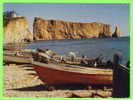 PERCÉ,QUÉBEC - BATEAUX DE PÊCHE SUR LA PLAGE - ANIMÉE - CIRCULÉE EN 1982 - - Percé