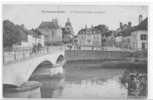 10 ) ARCIS SUR AUBE, Le Pont Et La Place Gambetta, Animée, (éditeur Masqué Par Le Timbre) ** - Arcis Sur Aube