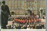 Jolie CP Angleterre London Londres Changing The Guard At Buckingham Palace - A Circulée En 1976 - Buckingham Palace