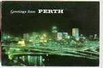 Jolie CP Australie Greetings From Perth - Vue De Nuit - By Night - A Circulée Tp Plante Aquatique - Autres & Non Classés