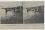 INONDATION DE PARIS 1910. UNE PASSERELLE  VERS LE PONT ALEXANDRE III . Carte  Stéréoscopique - Paris (15)