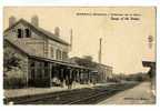 Cpa MOREUIL Interieur De La Gare Train Entrant En Gare  Controleur Et Voyageur Houdart Ph - Moreuil