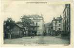 Carte Postale Ancienne Volvic - La Place Et La Grande Rue - Hôtel Du Commerce - Volvic