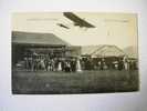 AMBERIEU-AVIATION   Devant Les Hangars Avions Au Sol Et Un En Vol  Cp Animée - 1914-1918: 1st War