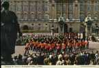 Londres. Royaume Uni. Changing The Guard At Buckingham Palace, London. - Buckingham Palace