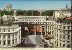Londres. Royaume Uni. The Admiralty Arch, Trafalgar Square, London. Vieilles Voitures. - Trafalgar Square