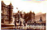 Real Photo PCd.--Scottish Soldiers Parade In Front Of Holyroodhouse  Edinburgh Scotland - Midlothian/ Edinburgh